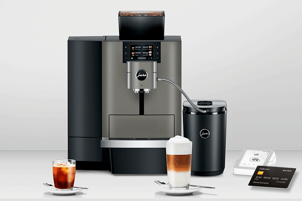 Ekspres do kawy Jura X10 z akcesoriami, latte macchiato i cold brew na blacie