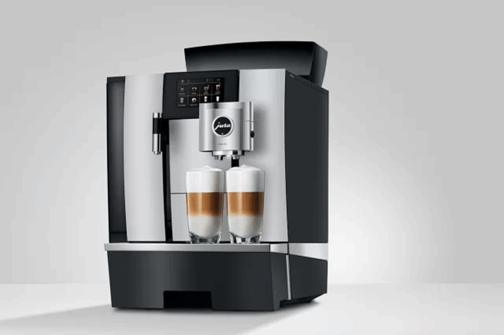 Profesjonalny ekspres do kawy Jura GIGA X3 G2 z dwoma filiżankami latte macchiato na tacy